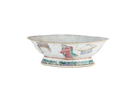 CHINE, XIXe siècle

Coupe lobée en porcelaine...