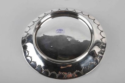 6 sous tasses en argent (916/1000), le contour...