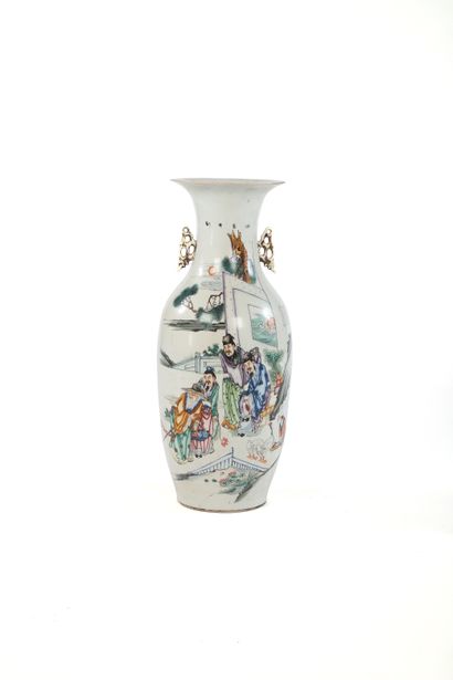 CHINE, XIXe siècle
Deux vases en porcelaine...