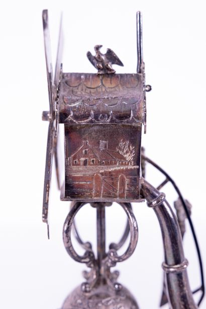 Coupe en argent avec moulin et corne ; écu...