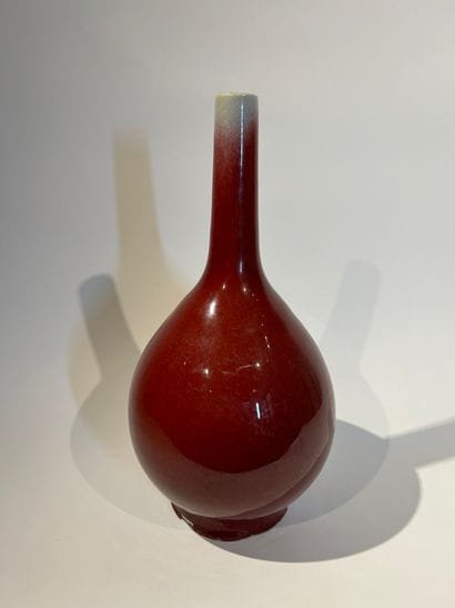 CHINE, XIXe siècle
Vase bouteille en porcelaine...