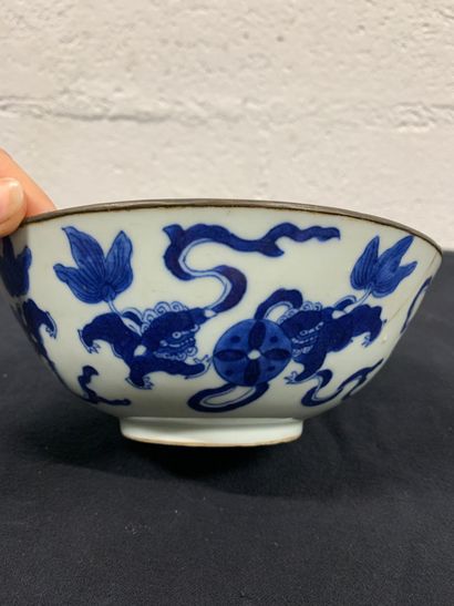 VIETNAM, XIXe siècle, Bol en porcelaine bleu...