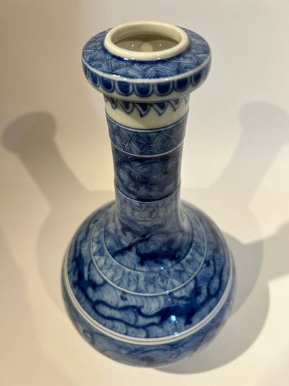 CHINE, XIXe siècle
Vase bouteille en porcelaine,...