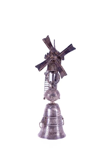 Coupe en argent avec moulin et corne ; écu...