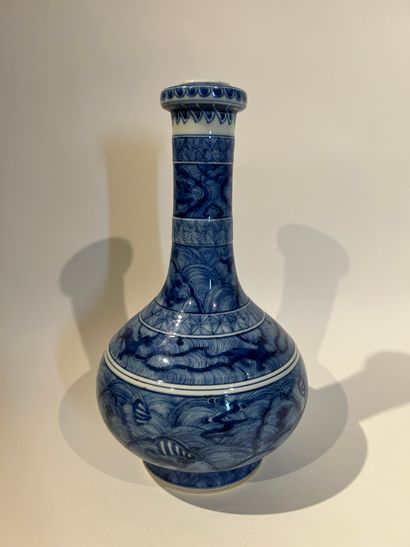 CHINE, XIXe siècle
Vase bouteille en porcelaine,...
