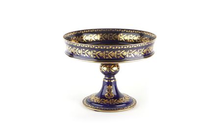 Sèvres

Grande coupe sur piédouche en porcelaine...