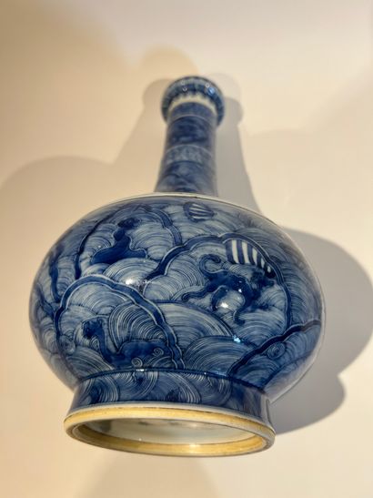 CHINE, XIXe siècle
Vase bouteille en porcelaine,...