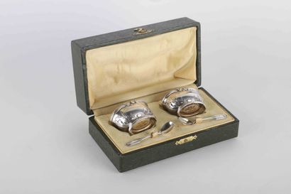 Paire de salerons et leurs cuillères en argent,...