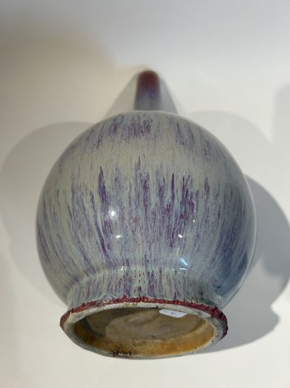 CHINE, XIXe siècle
Vase bouteille en porcelaine...