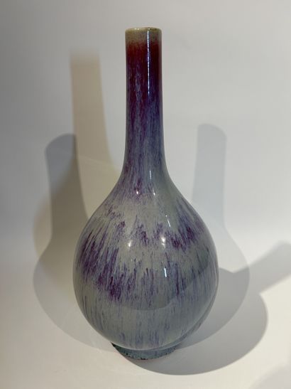 CHINE, XIXe siècle
Vase bouteille en porcelaine...