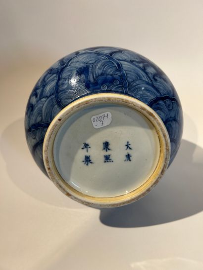 CHINE, XIXe siècle
Vase bouteille en porcelaine,...