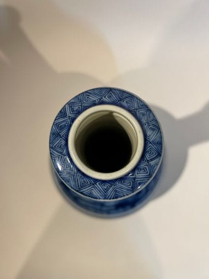 CHINE, XIXe siècle
Vase bouteille en porcelaine,...
