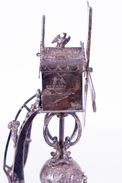 Coupe en argent avec moulin et corne ; écu...
