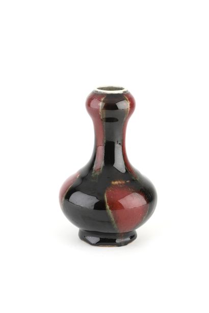CHINE, XIXe siècle

Petit vase en porcelaine...