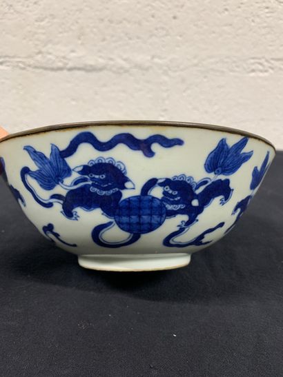 VIETNAM, XIXe siècle, Bol en porcelaine bleu...