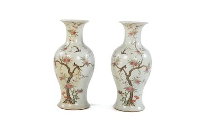 CHINE, XIXe siècle
Paire de vases en porcelaine...