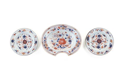 CHINE, XVIIIe siecle

Plat à barbe en porcelaine...
