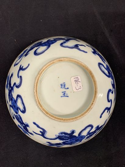 VIETNAM, XIXe siècle, Bol en porcelaine bleu...