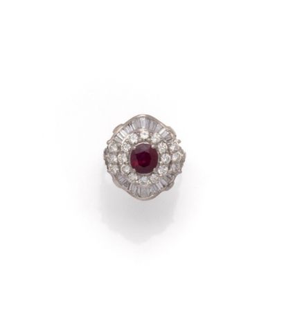 Bague en or gris 18K (750/1000) centrée d’un...