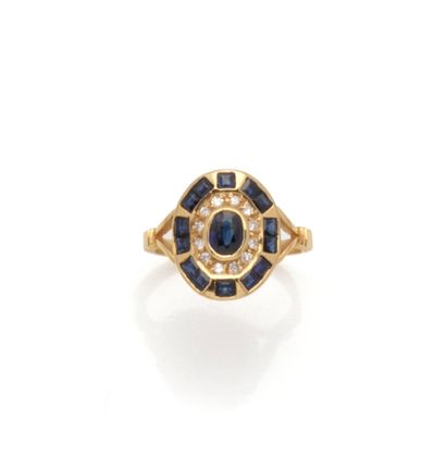 Bague en or jaune 18K (750/1000) centrée...