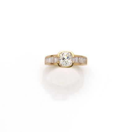 Bague en or jaune 18K (750/1000) centrée...