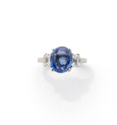 Bague en or gris 18K (750/1000) ornée en...