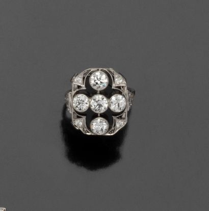 Bague en or gris 18K (750/1000) serti d'un...