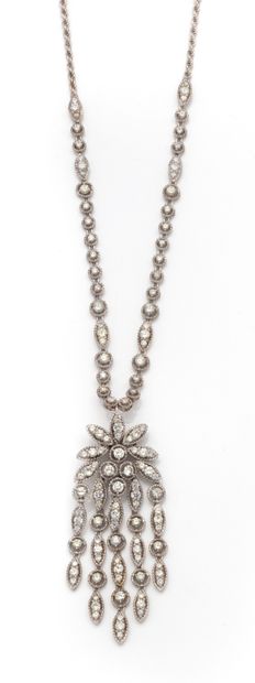Collier et son pendentif amovible en or gris...