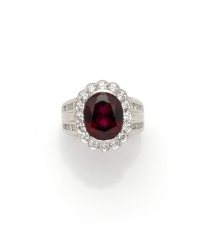 Bague en or gris 18K (750/1000) centrée d'un...
