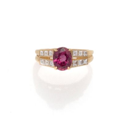 Bague en or jaune 18K (750/1000) centrée...