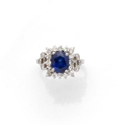 Bague en or gris 18K (750/1000) de forme...