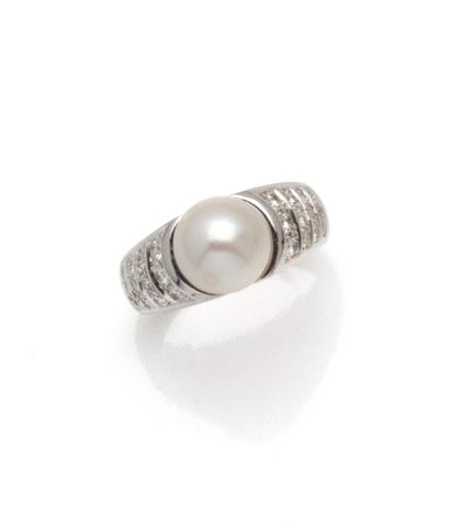 Bague en or gris 18K (750/1000) centrée d'une...