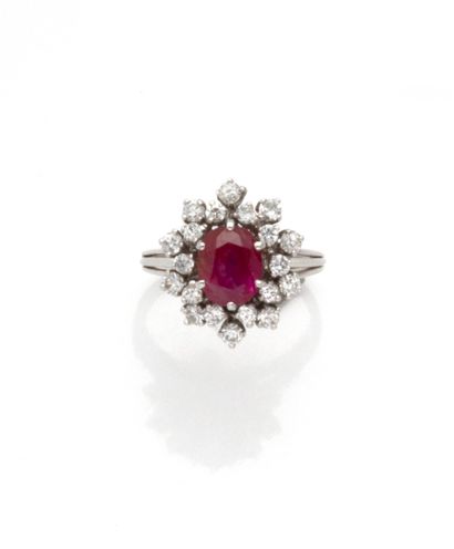 
Bague en or gris 18K (750/1000) centrée...