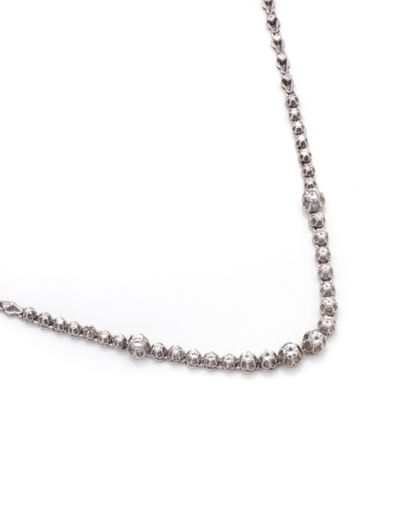 Collier en or gris 18K (750/1000) composé...