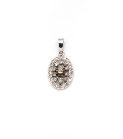 Pendentif en or gris 18K (750/1000) orné...