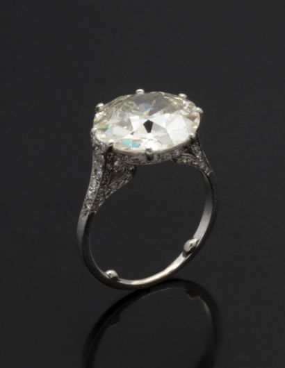
Bague en platine (950/1000) centrée d’un...