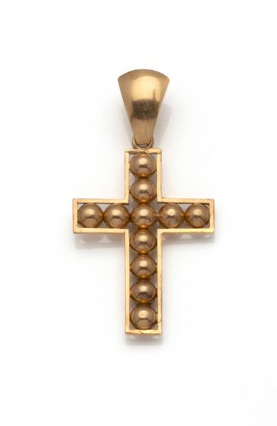 Croix en or jaune 18K (750/1000) qjourée...
