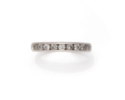 Demi alliance en or gris 18K (750/1000) composée...