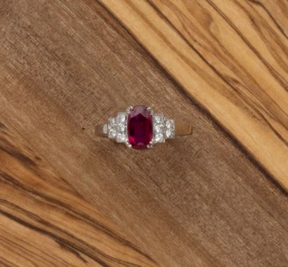 Bague en or gris 18K (750/1000) sertie d'un...