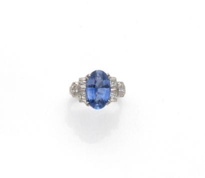 Bague en or gris 18K (750/1000) ornée d'un...