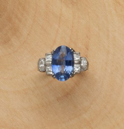 Bague en or gris 18K (750/1000) ornée d'un...