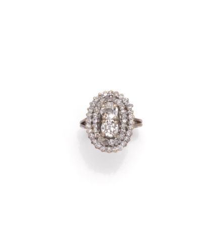 Bague en or gris 18K (750/1000) centrée de...