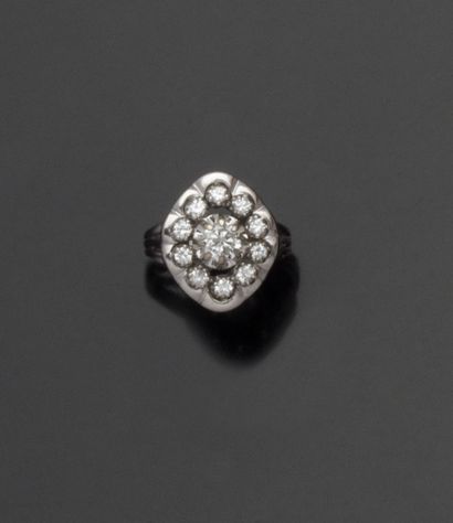 Bague en or gris 18K (750/1000) de forme...