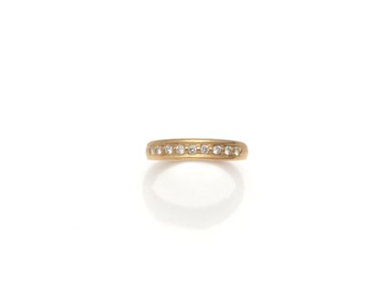 Demi-alliance en or jaune 18K (750/1000)...
