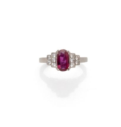 Bague en or gris 18K (750/1000) sertie d'un...