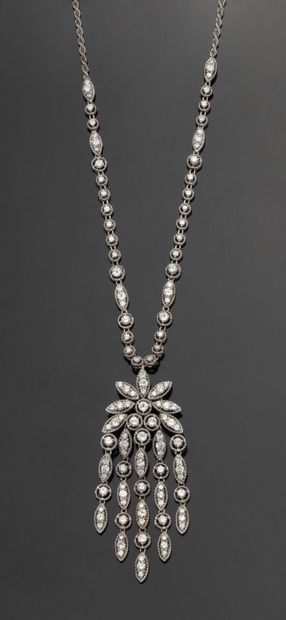 Collier et son pendentif amovible en or gris...