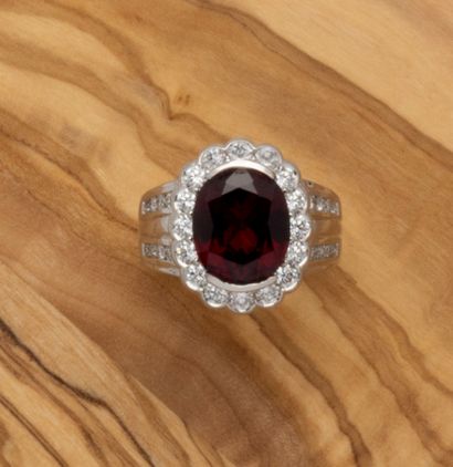 Bague en or gris 18K (750/1000) centrée d'un...