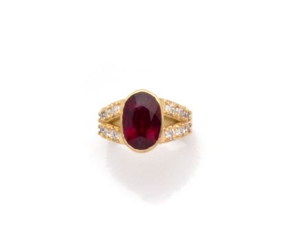 Bague en or jaune 18K (750/1000) centrée...