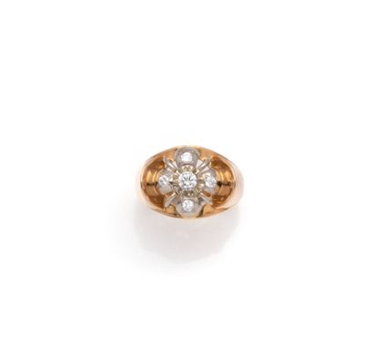 Bague en or deux tons 18K (750/1000) à décor...