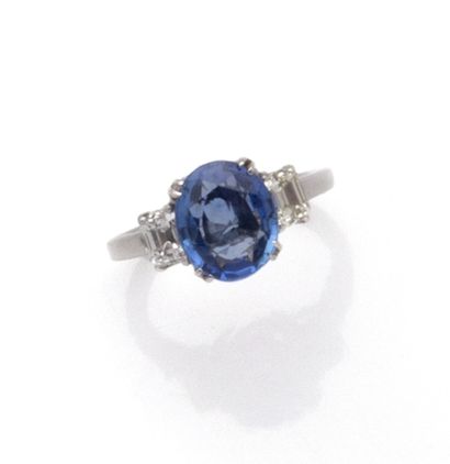 Bague en or gris 18K (750/1000) ornée en...